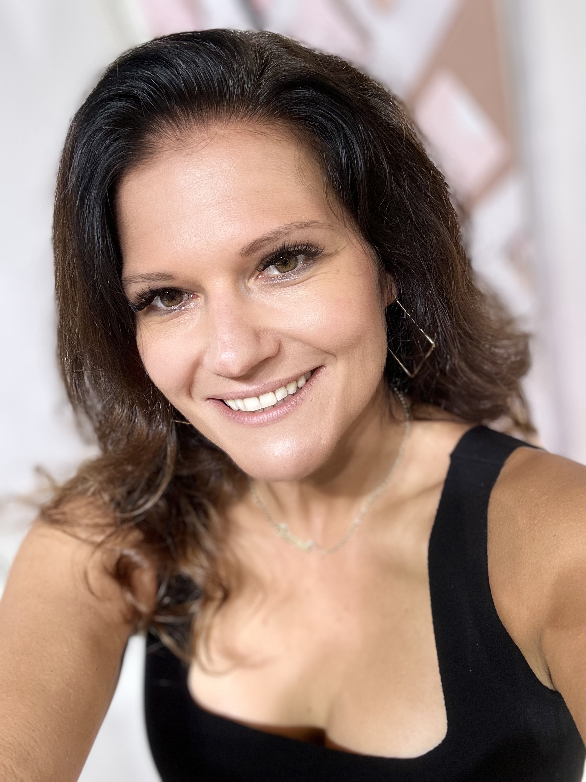 The Midwife in Vienna, a European wellness brand founded by Austrian midwife Sarah Lares.